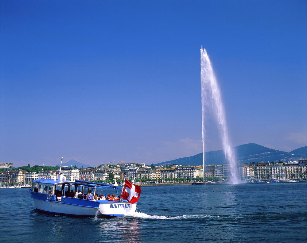 Fountain and tourist boat, Lake Geneva (Lac Leman), Geneva, Switzerland, Europe