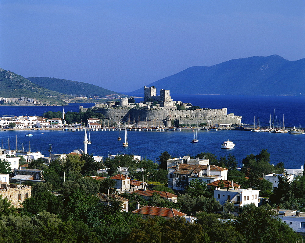 Coastal view of St. Peters Castle, Bodrum, Aegean Coast, Anatolia, Turkey, Asia Minor, Eurasia