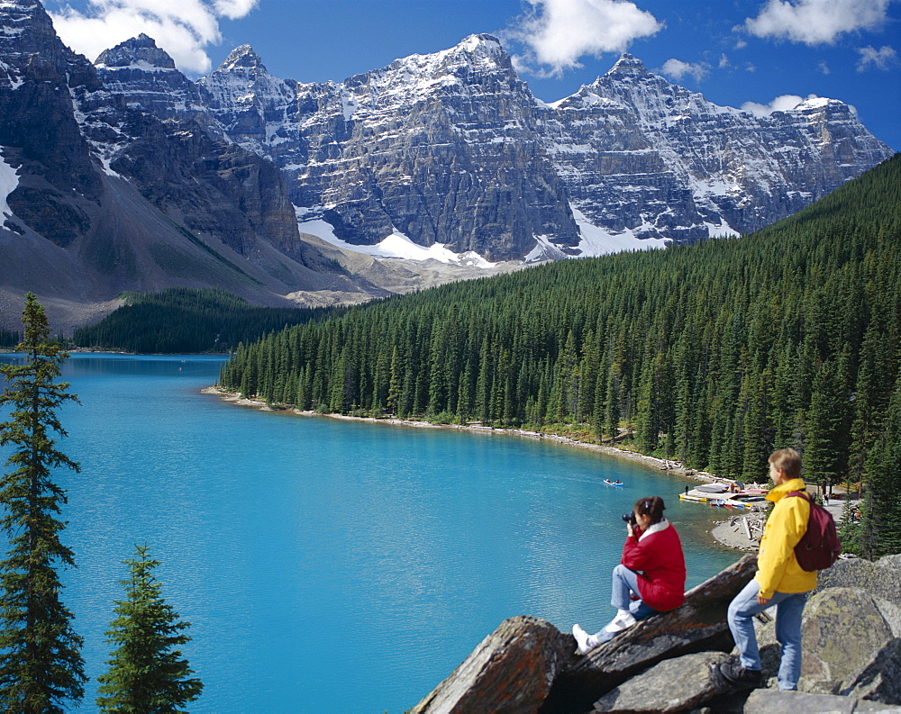 Hikers at Moraine Lake, Banff National Park, UNESCO World Heritage Site, The Rockies, Alberta, Canada, North America