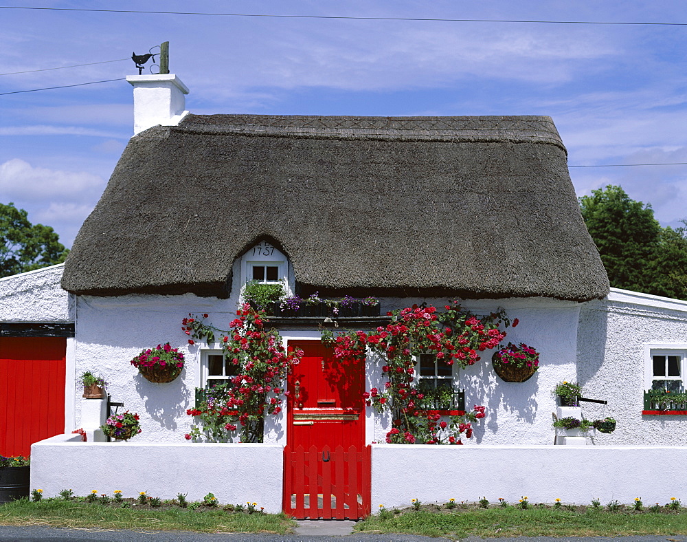 Traditional thatched house, County Waterford, Munster, Republic of Ireland, Europe