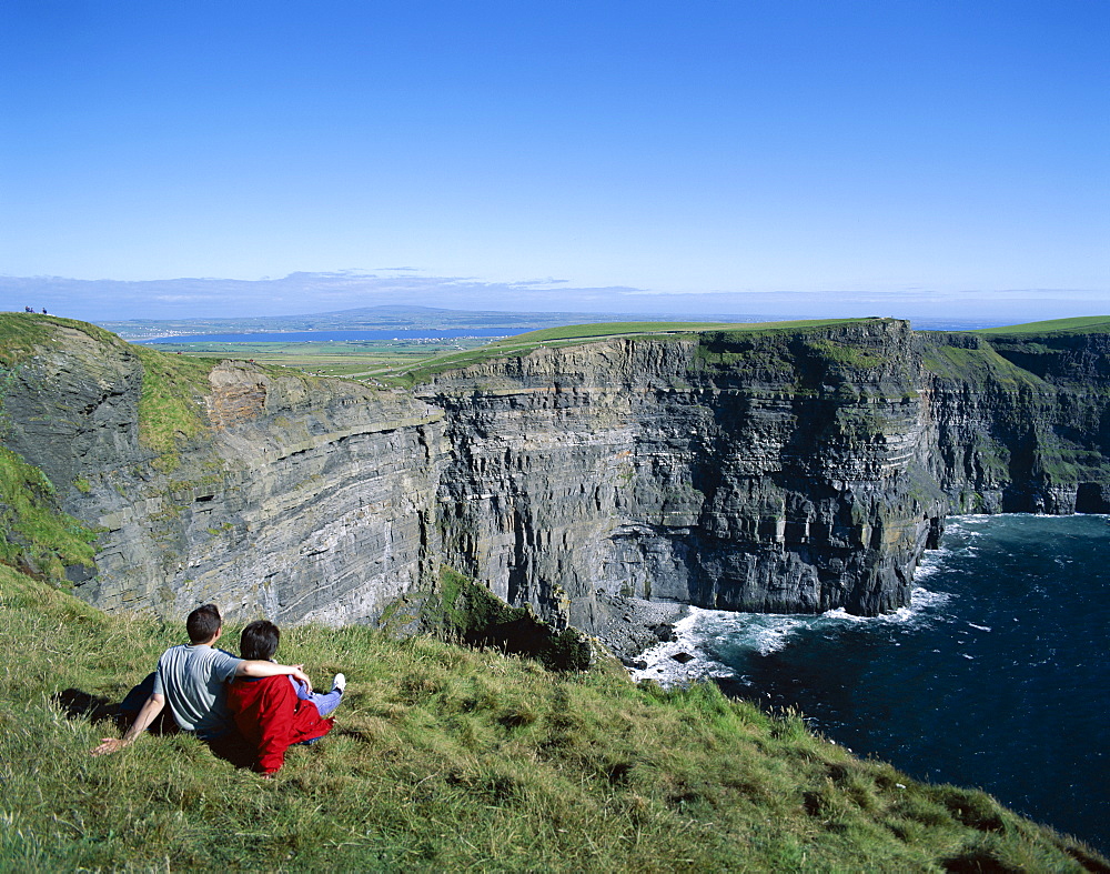 Couple on cliff top, Cliffs of Moher, County Clare, Munster, Republic of Ireland, Europe