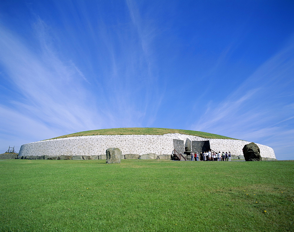 New Grange, a 4000 year old Neolithic Tomb, County Meath, Leinster, Republic of Ireland, Europe