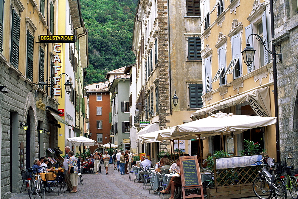 Outdoor cafes and restaurants, Riva del Garda, Lake Garda, Trentino-Alto Adige, Italy, Europe