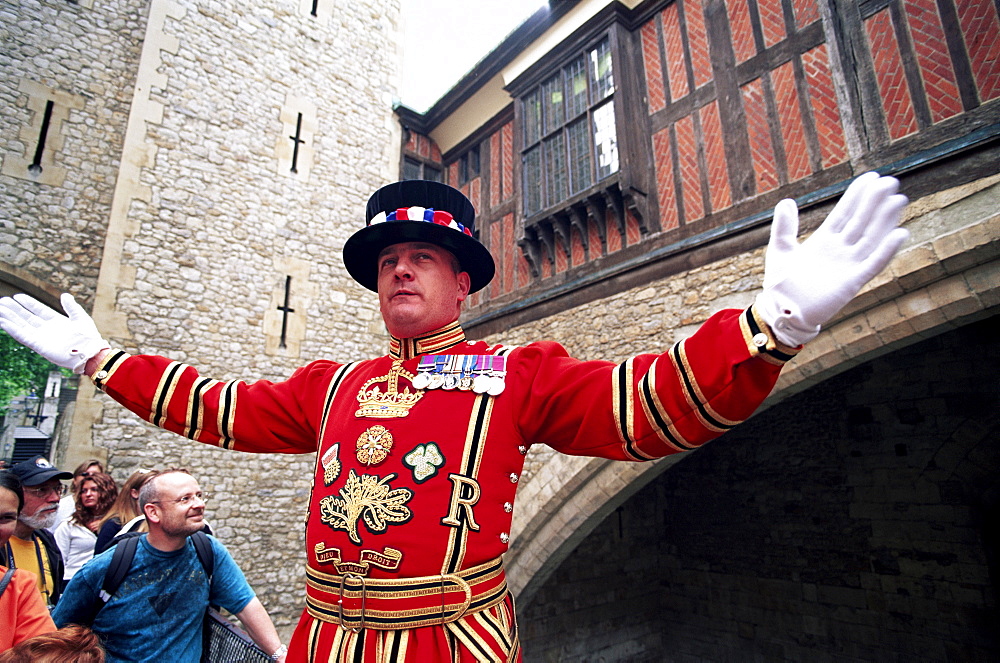 Beefeater in State Dress giving guided tour to tourists, Tower of London, London, England, United Kingdom, Europe