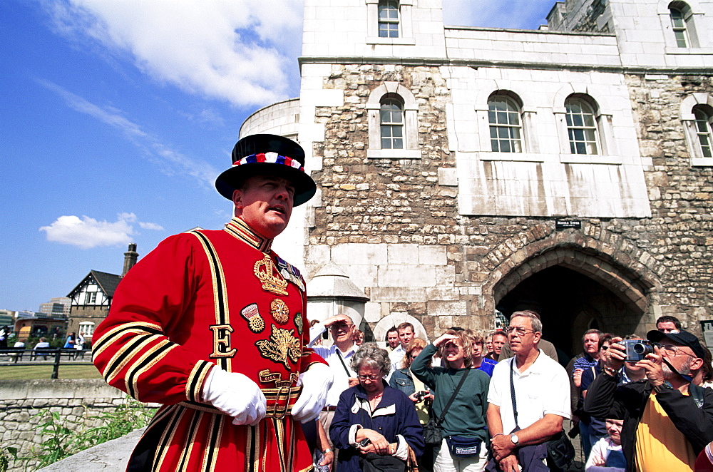 Beefeater in State Dress giving guided tour to tourists, Tower of London, London, England, United Kingdom, Europe