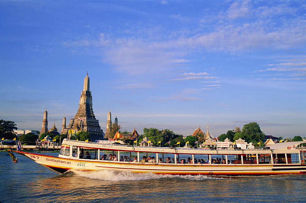 River bus in front of Wat Arun, Bangkok, Thailand, Southeast Asia, Asia