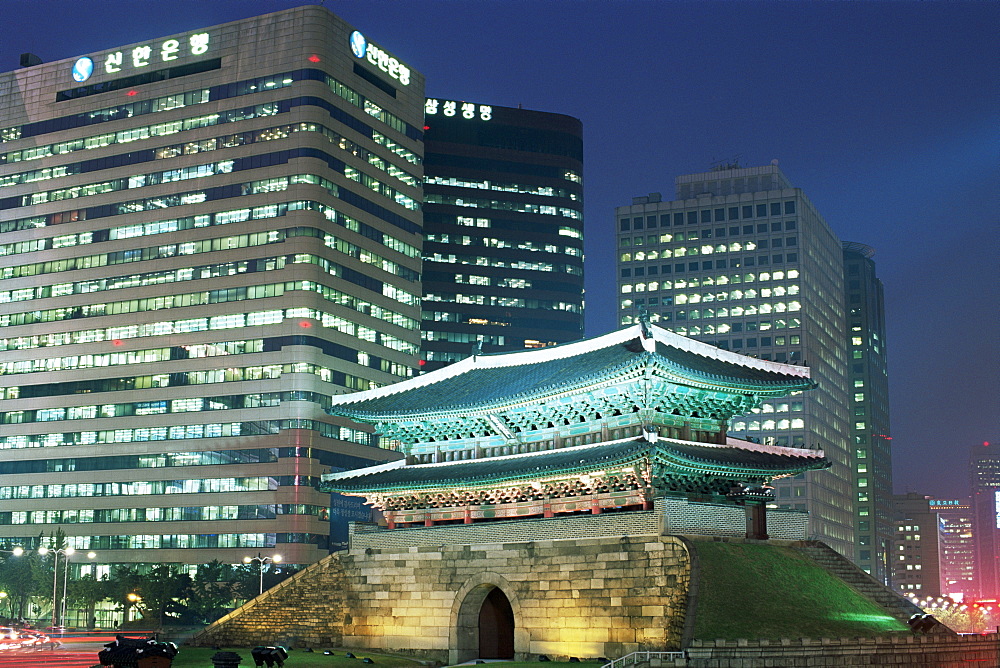 South Gate and city skyline at night, Sungnyemun, Seoul, South Korea, Asia