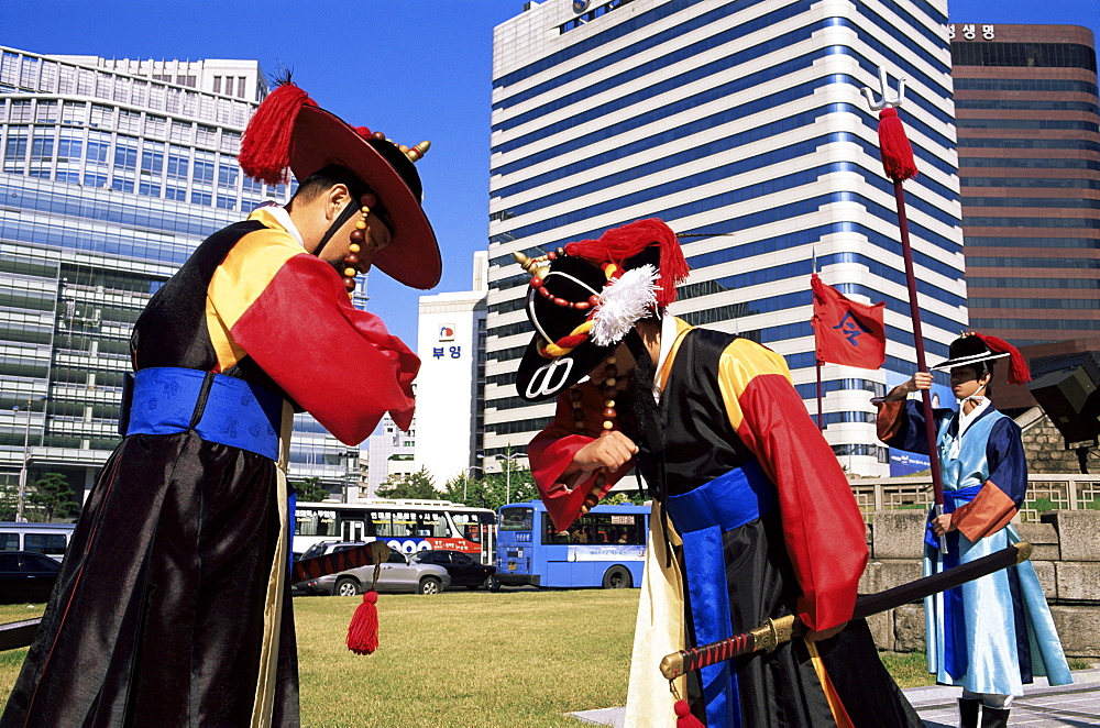 Ceremonial Changing of the Guard at Sungnyemun Gate (South Gate), Seoul, South Korea, Asia