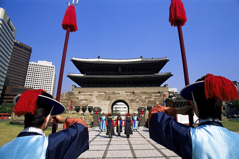 Ceremonial Changing of the Guard in front of Sungnyemun Gate (South Gate), Seoul, South Korea, Asia