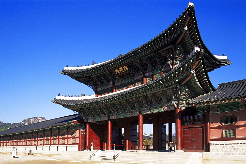 Heungnyemun Gate, entrance to Gyeongbokgung Palace, Seoul, South Korea, Asia