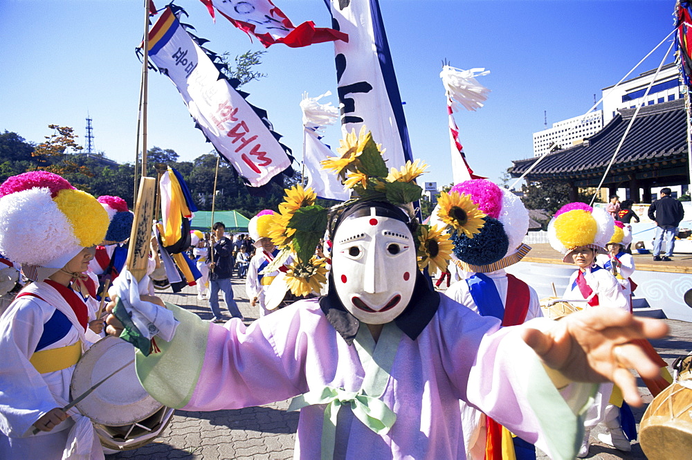 Masked performer at the Farmers dance costume, Namsangol Hanok Village, Seoul, South Korea, Asia