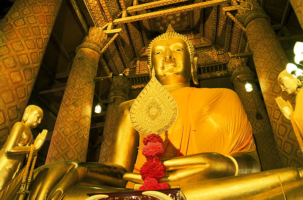 Giant Buddha statue, Wat Phanan Choeng, Ayutthaya Historical Park, Ayutthaya, Thailand, Southeast Asia, Asia