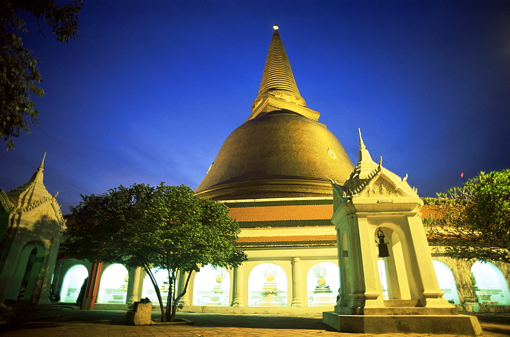 Night view of Nakhon Pathom Chedi, a 120 metre gold stupa, Nakhon Pathom, Thailand, Southeast Asia, Asia