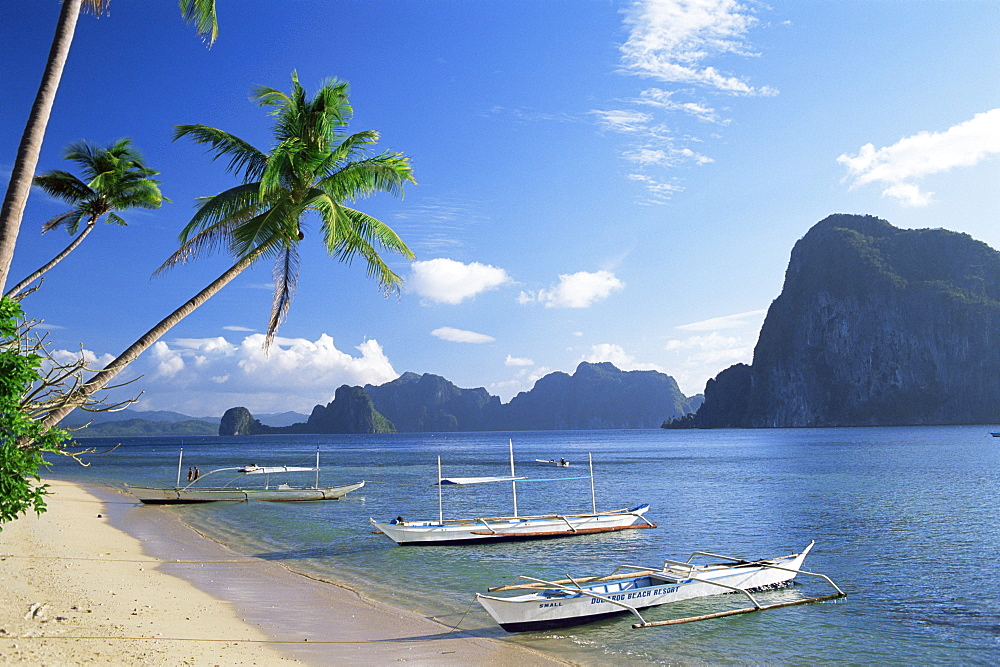 Outriggers on tropical beach, Bascuit Bay, El Nido, Palawan, Philippines, Southeast Asia, Asia