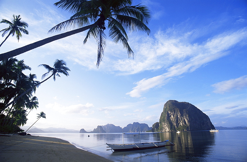 Outriggers on tropical beach, El Nido, Bascuit Bay, Palawan, Philippines, Southeast Asia, Asia