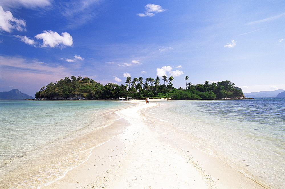 Couple walking on sand bar, Snake Island, El Nido, Bascuit Bay, Palawan, Philippines, Southeast Asia, Asia