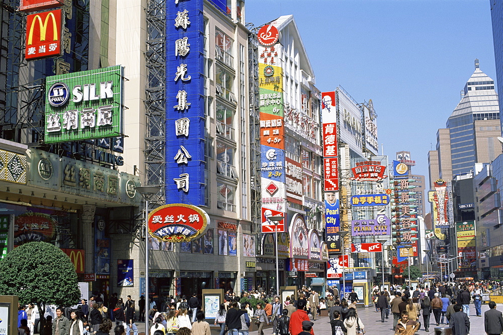 Pedestrianised shopping street, Nanjing Road, Shanghai, China, Asia