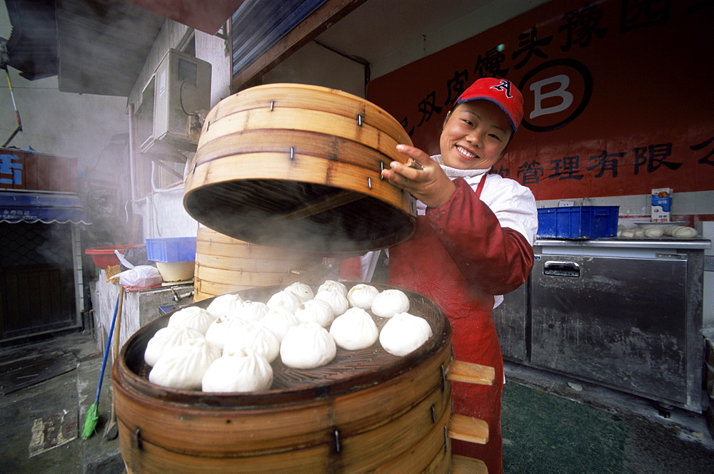 Street vendor selling steamed dumplings, Shanghai, China, Asia