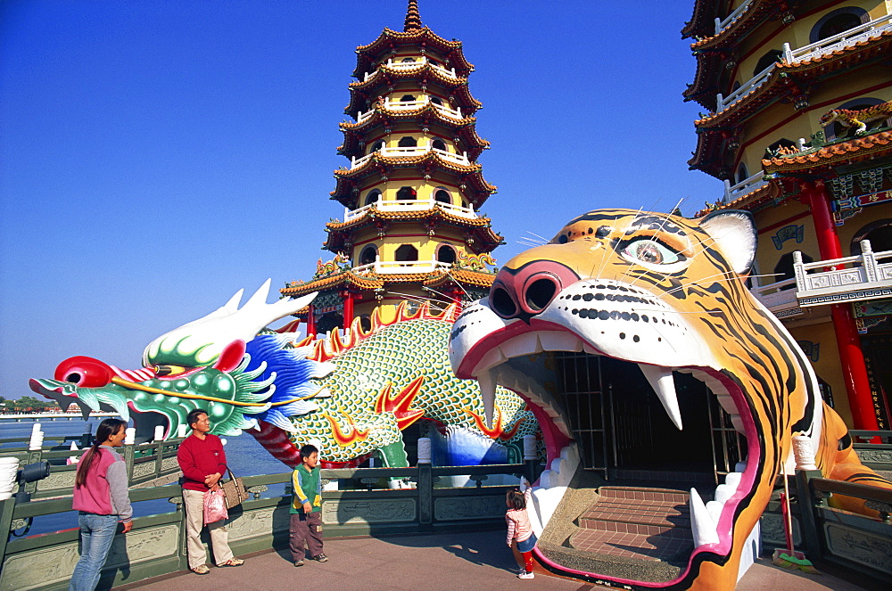 Dragon and Tiger Pagodas, Lotus Lake, Kaohsiung, Taiwan, Asia