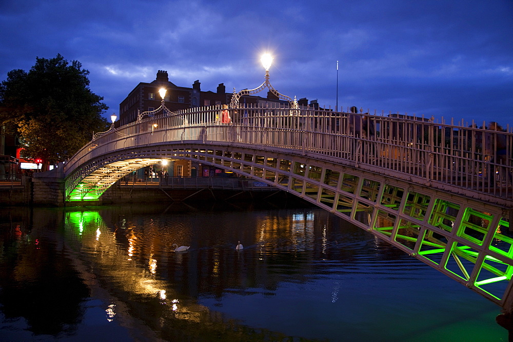 Halfpenny Bridge over the River Liffey, Dublin, Republic of Ireland, Europe