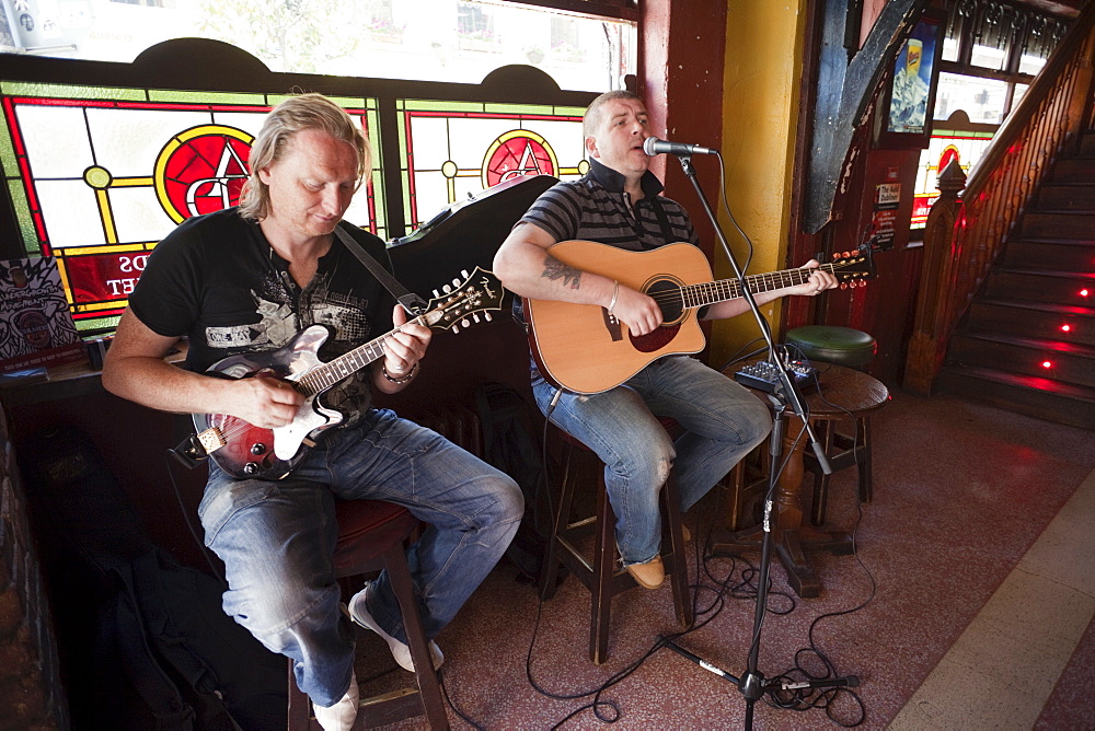 Pub musicians in Temple Bar area, Dublin, Republic of Ireland, Europe