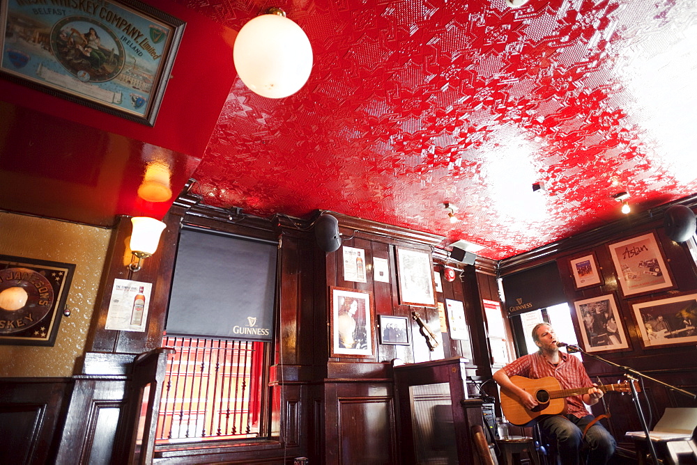 Pub musician in Temple Bar pub, Dublin, Republic of Ireland, Europe