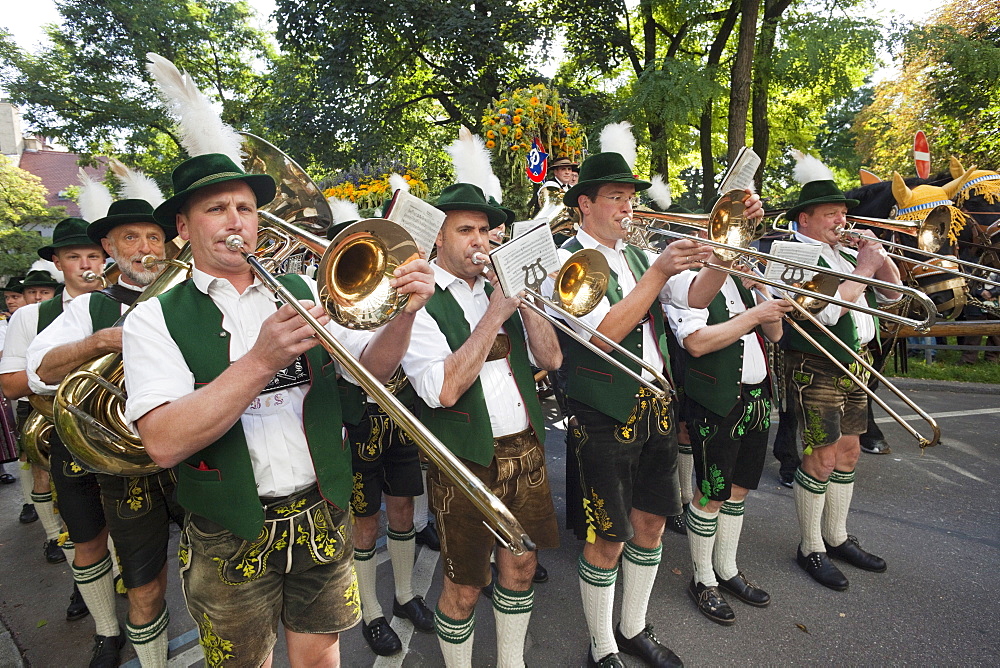 Traditional Bavarian band, Oktoberfest, Oktoberfest Parade, Munich, Bavaria, Germany, Europe