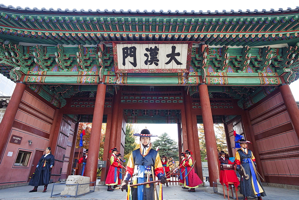 Ceremonial guards in traditional uniform, Deoksugung Palace, Seoul, South Korea, Asia