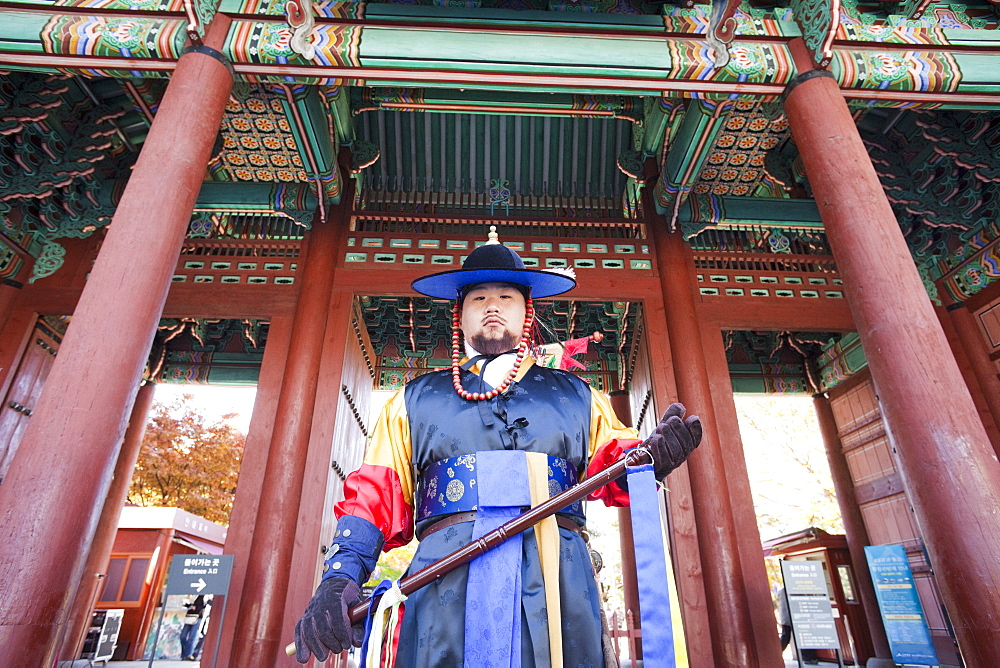 Ceremonial guards in traditional uniform, Deoksugung Palace, Seoul, South Korea, Asia