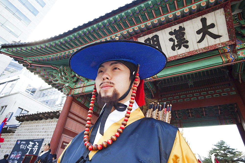 Ceremonial guard in traditional uniform, Deoksugung Palace, Seoul, South Korea, Asia