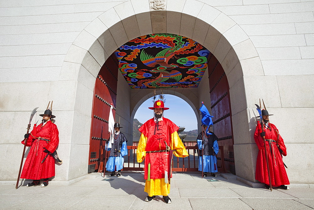 Ceremonial guards in traditional uniform, Gyeongbokgung Palace, Seoul, South Korea, Asia