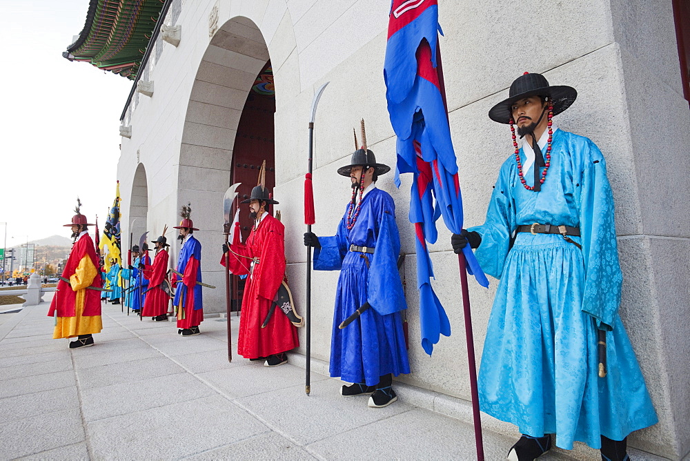 Ceremonial guards in traditional uniform, Gyeongbokgung Palace, Seoul, South Korea, Asia