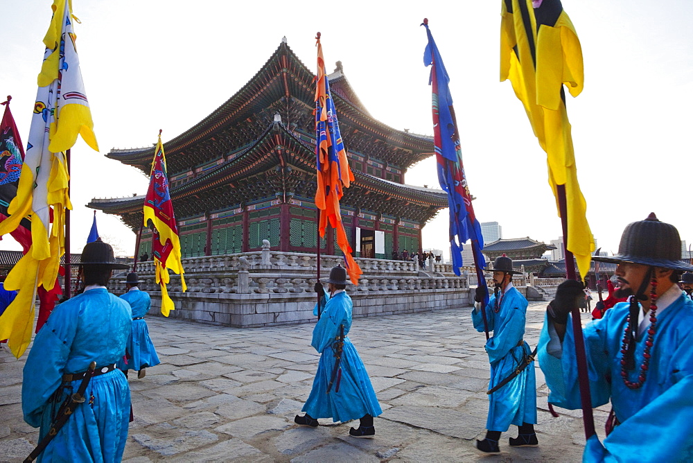 Changing of the Guard ceremony, Geunjeongjeon Throne Hall, Gyeongbokgung Palace, Seoul, South Korea, Asia