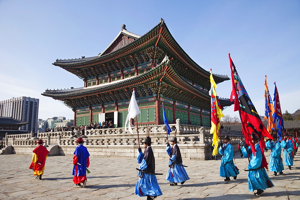 Changing of the Guard ceremony, Geunjeongjeon Throne Hall, Gyeongbokgung Palace, Seoul, South Korea, Asia