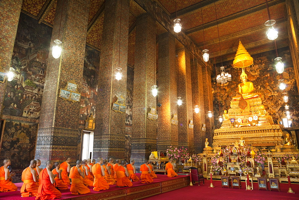 Buddhist monks praying in the main chapel, Wat Pho, Bangkok, Thailand, Southeast Asia, Asia