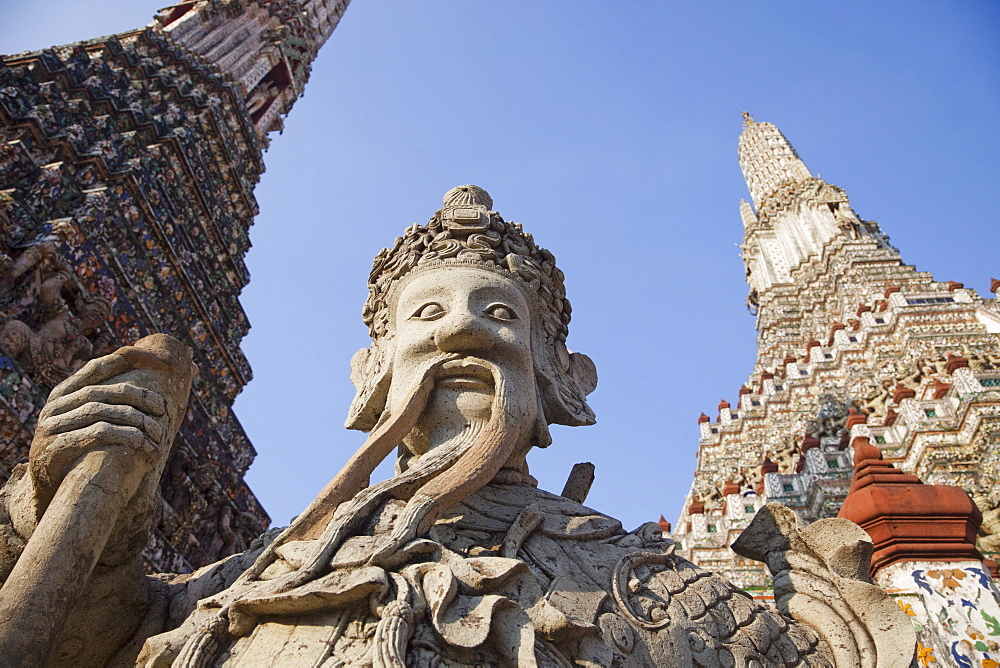 Statue, Wat Arun (Temple of the Dawn), Bangkok, Thailand, Southeast Asia, Asia