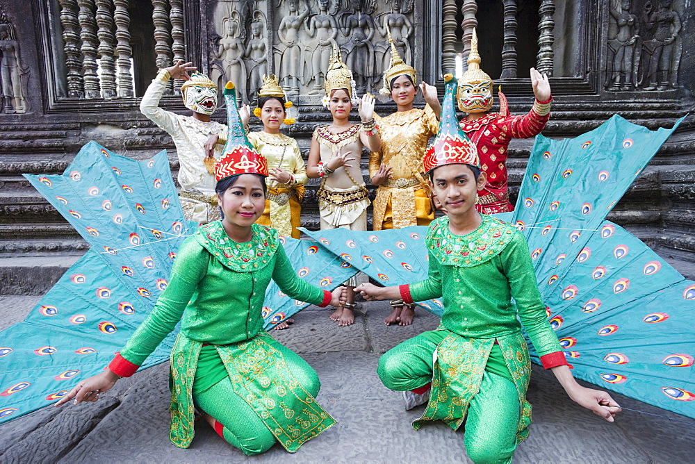 Dancing group, Angkor Wat, Siem Reap, Cambodia, Indochina, Southeast Asia, Asia