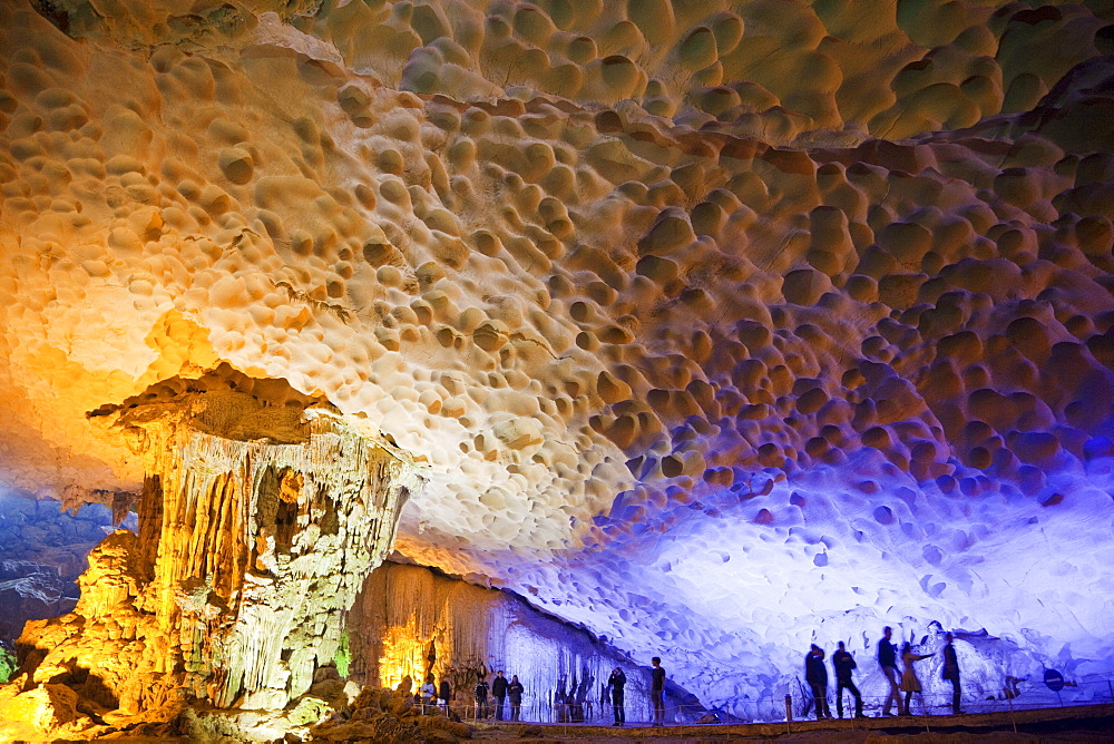 Sung Sot Cave (Surprise Cave), Halong Bay, Vietnam, Indochina, Southeast Asia, Asia