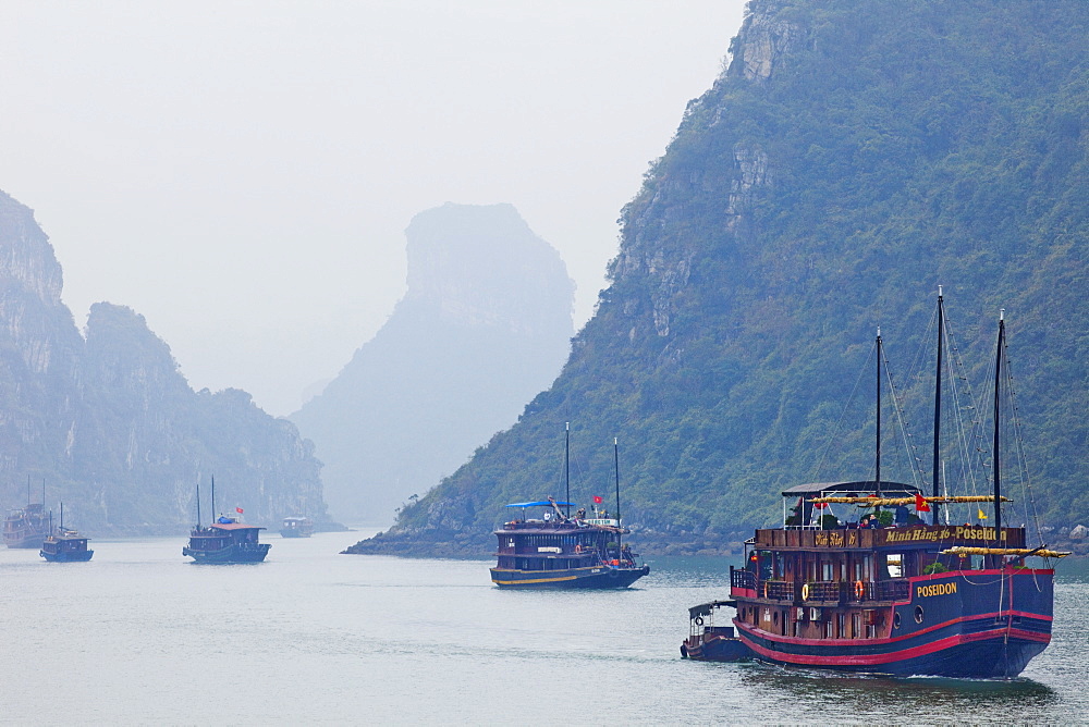 Tourist junk boat in Halong Bay, UNESCO World Heritage Site, Vietnam, Indochina, Southeast Asia, Asia