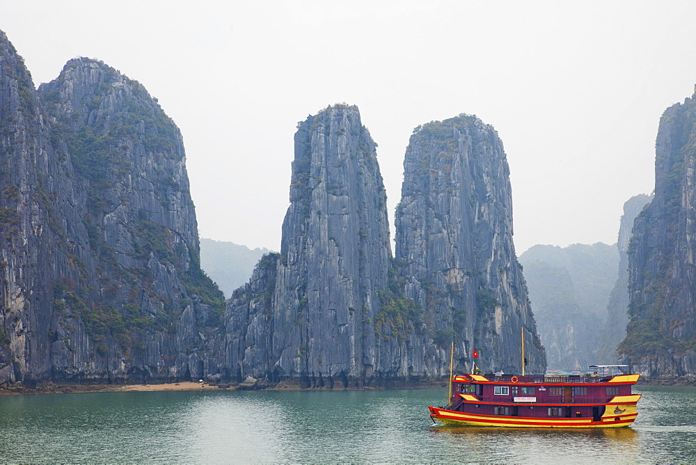 Tourist junk boat in Halong Bay, UNESCO World Heritage Site, Vietnam, Indochina, Southeast Asia, Asia