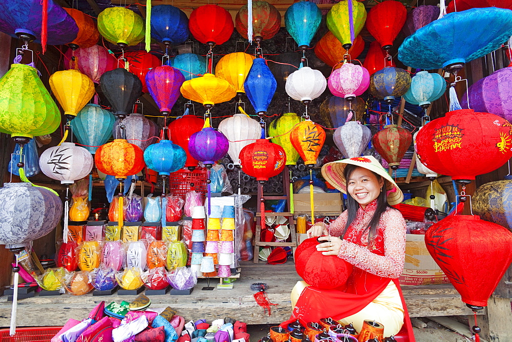 Girl making paper lanterns, Old Town, Hoi An, Vietnam, Indochina, Southeast Asia, Asia