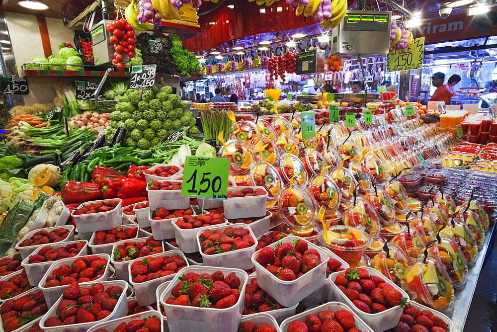 Fruit stall display, La Boqueria Market, The Ramblas, Barcelona, Catalonia, Spain, Europe