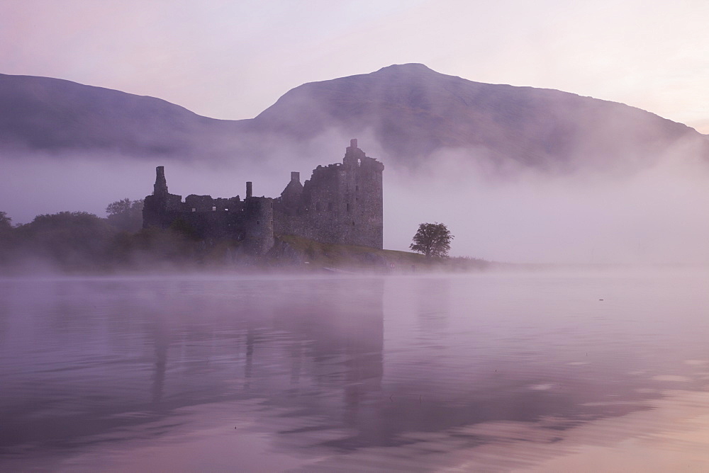 Kilchurn Castle, Loch Awe, Strathclyde, Scotland, United Kingdom, Europe