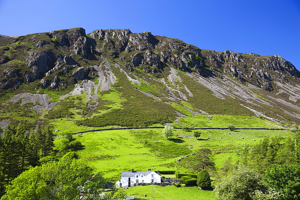 Farmhouse and mountains, Snowdonia National Park, Gwynedd, Wales, United Kingdom, Europe