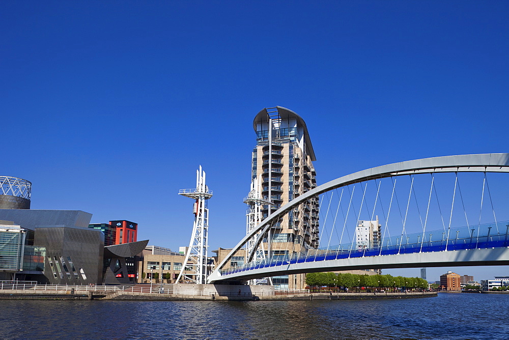 Millennium Bridge and the Lowry Centre. Salford Quays, Manchester, England, United Kingdom, Europe