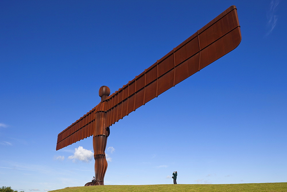 Angel of the North statue by Antony Gormley, 20 metres tall, wingspan 54 metres, Gateshead, Tyne and Wear, England, United Kingdom, Europe