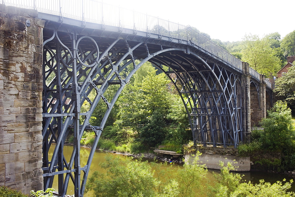 Ironbridge, the world's first iron structure dating from 1779, designed by Abraham Darby, Ironbridge Gorge, UNESCO World Heritage Site, River Severn, Shropshire, England, United Kingdom, Europe