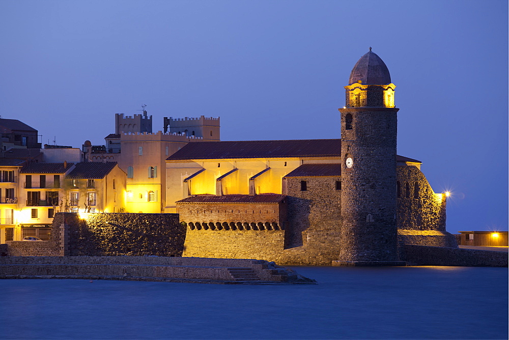 The Church of Notre-Dame-des-Anges at dusk from the harbour at Collioure, Cote Vermeille, Languedoc-Roussillon, France, Europe