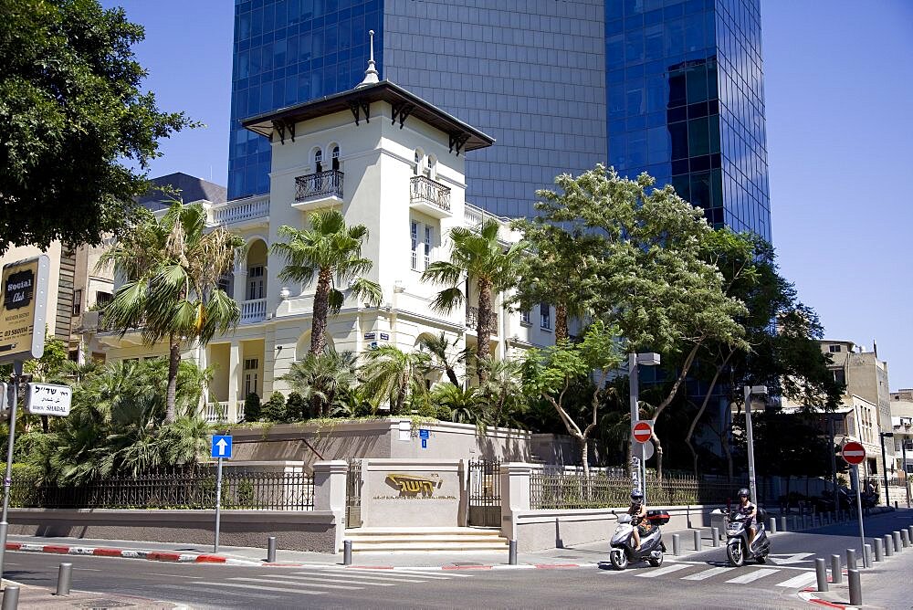 Old vs new at the rothschild boulevard in central tel aviv, Israel