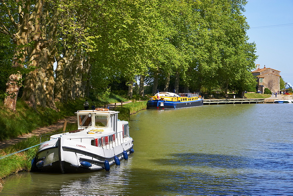 Near the locks of Fonserannes, Canal du Midi, UNESCO World Heritage Site, Beziers, Herault, Languedoc, France, Europe